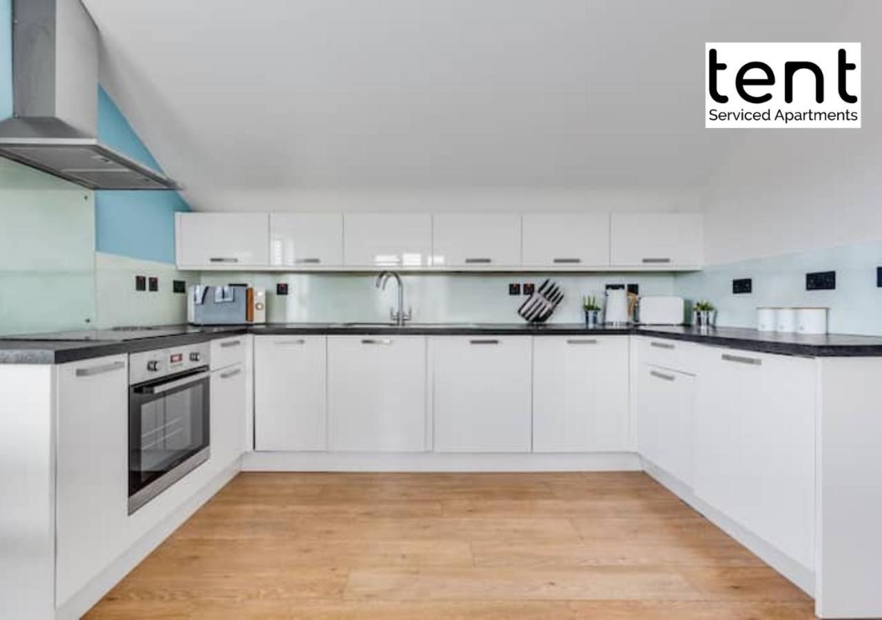 Stylish 1 Bed Apt , Central , Pkg, Perfect For Long Stays Egham Eksteriør billede