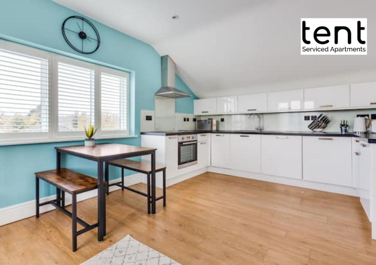 Stylish 1 Bed Apt , Central , Pkg, Perfect For Long Stays Egham Eksteriør billede