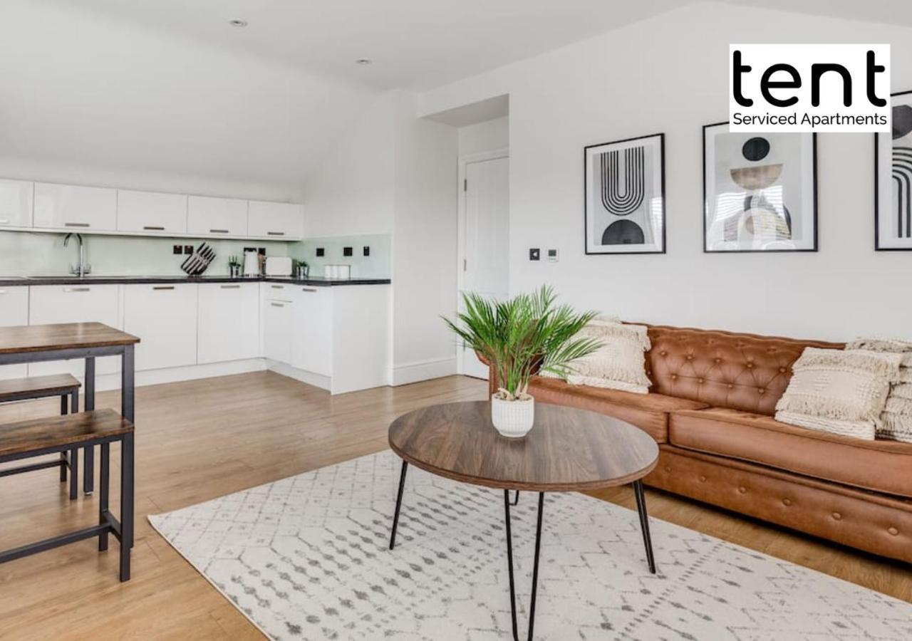 Stylish 1 Bed Apt , Central , Pkg, Perfect For Long Stays Egham Eksteriør billede
