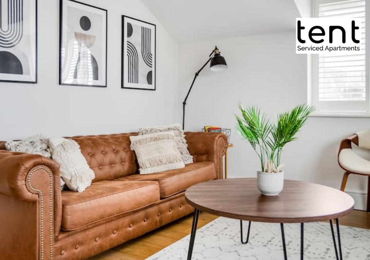 Stylish 1 Bed Apt , Central , Pkg, Perfect For Long Stays Egham Eksteriør billede