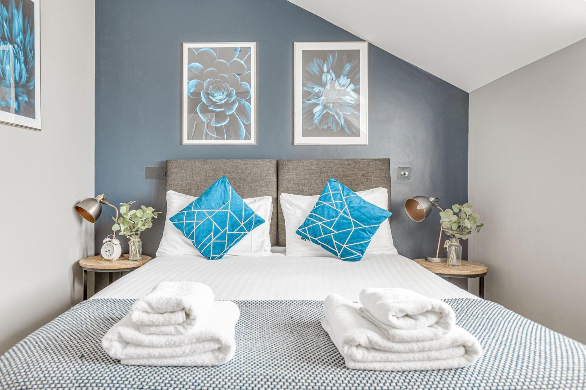 Stylish 1 Bed Apt , Central , Pkg, Perfect For Long Stays Egham Eksteriør billede