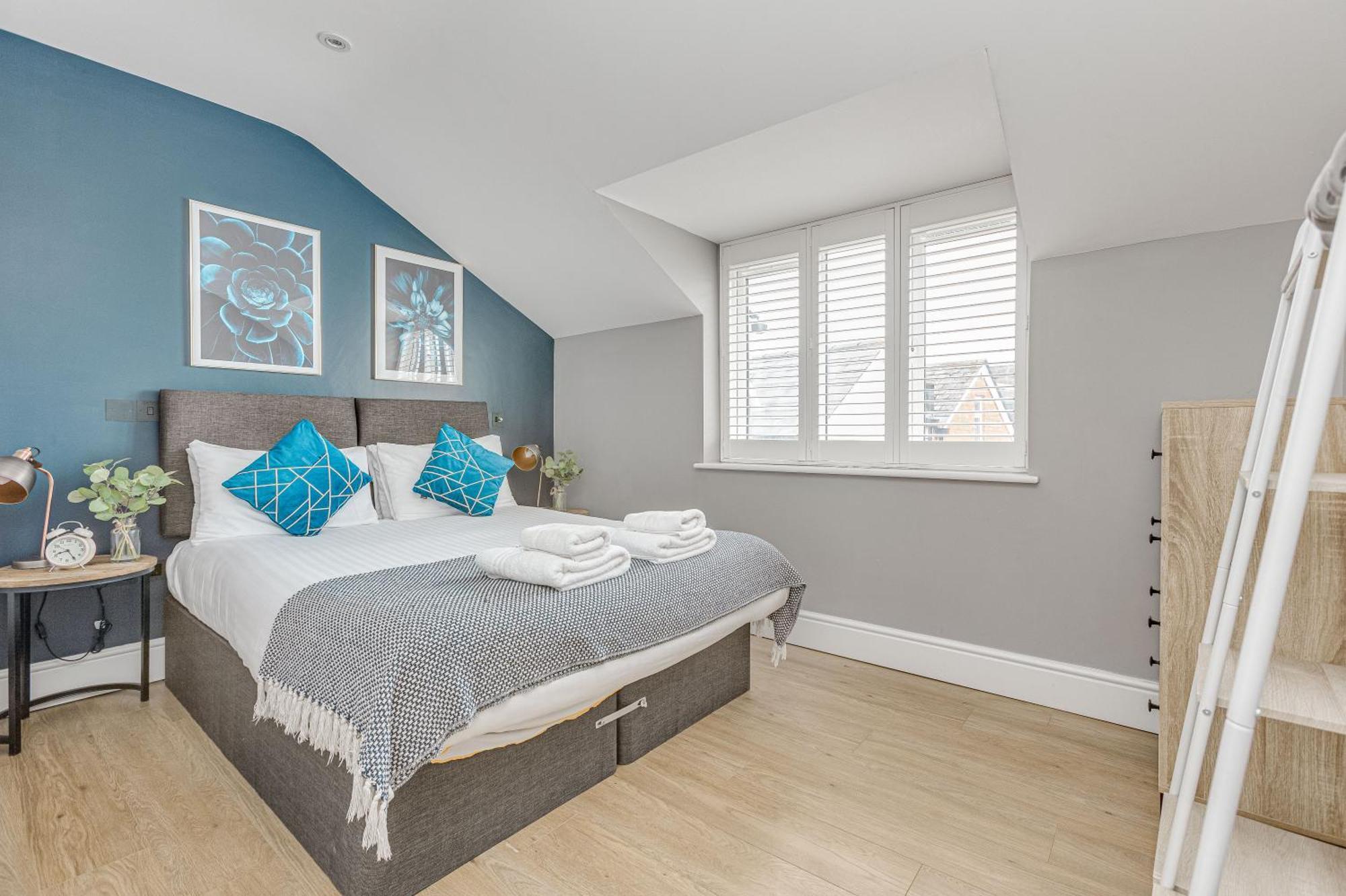 Stylish 1 Bed Apt , Central , Pkg, Perfect For Long Stays Egham Eksteriør billede